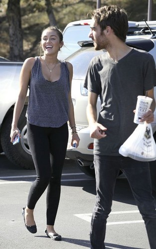  Miley -10. March- Out with Những người bạn in LA