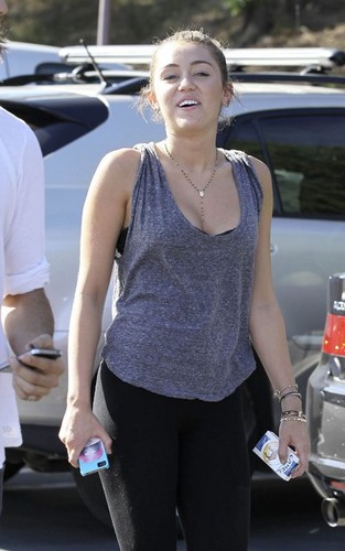  Miley -10. March- Out with دوستوں in LA