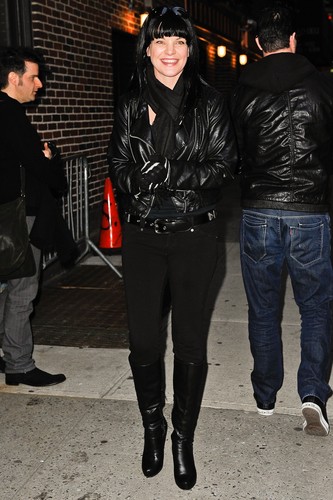  Pauley Perrette arrives at "Late প্রদর্শনী With David Letterman" on February 28.
