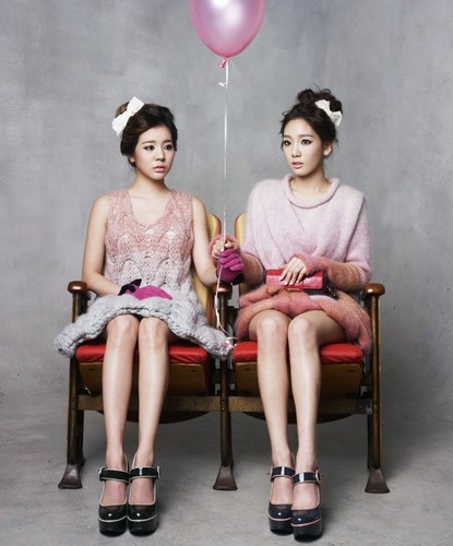 Taeyeon&Sunny @ 2011 Singles Magazine 