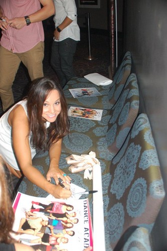 dena signing autographs at the DA2 premiere
