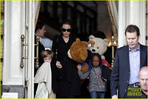  Angelina Jolie, Zahara & Shiloh Check Out of Amsterdam