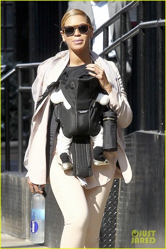  Beyoncé & Blue Ivy Carter: Out for a Walk in NYC