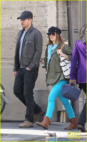  Drew Barrymore: Turquoise Trousers in Paris