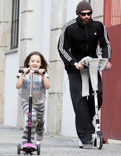  Hugh Jackman runs, plays in a NY park with daughter Ava,