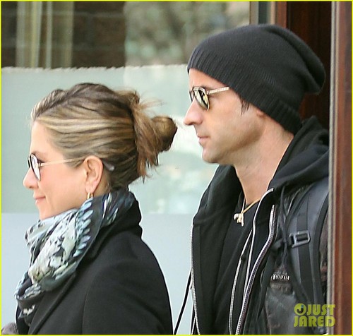  Jennifer Aniston & Justin Theroux: Hotel Check Out