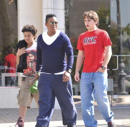  Jermajesty Jackson, Jermaine Jackson and Prince Jackson at the Commons in Calabasas March 11th 2012
