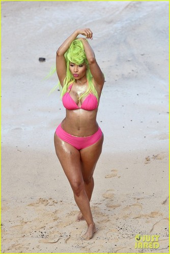  Nicki Minaj: Bikini Bod for 'Starships' Video