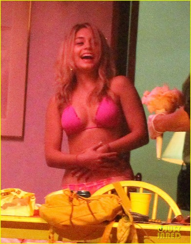  Vanessa Hudgens: rosa Bikini Babe