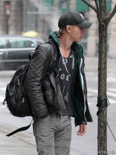  Austin Butler Robb Start Filming ‘The Carrie Diaries’