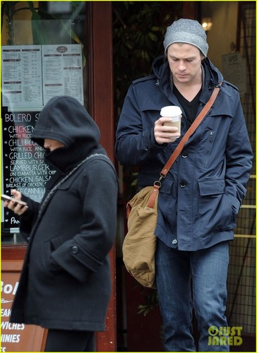  Chris Hemsworth & Elsa Pataky: Rainy Sunday Shopping