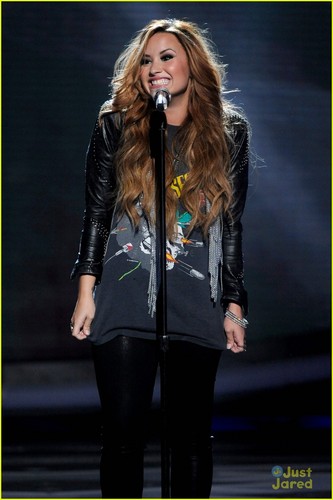  Demi Lovato: 'Give Your دل A Break' on American Idol