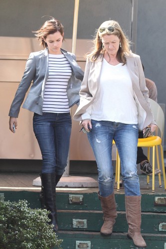  Emma in Beverly Hills with brown hair (03.15.2012)