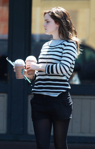  Grabs a スターバックス in Hollywood - March 19, 2012 - HQ