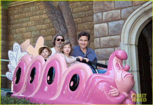  Jason Bateman: Disneyland With Daughter Francesca!