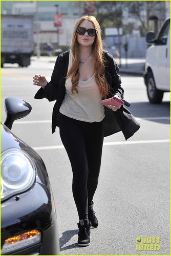  Lindsay Lohan: Sunny Shopping Spree