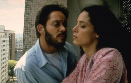 Raul Julia and Sonia Braga kiss of the araña Woman