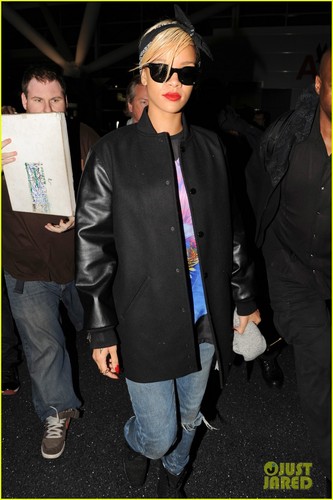  Rihanna 'Flipped Out' Over New Tattoo!