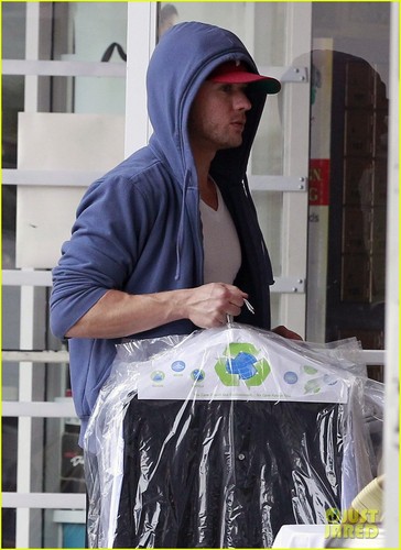  Ryan Phillippe: Grocery Shopping with Mystery Gal!