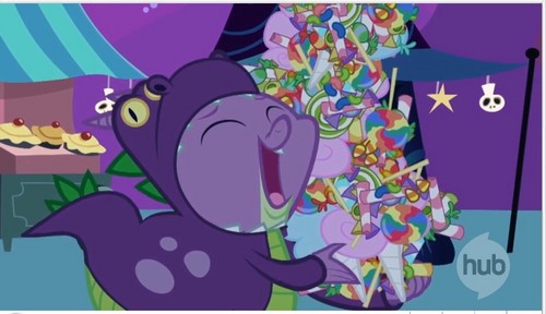  Spike eating dulces