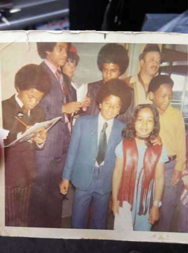  j5 and marlon signing autograph
