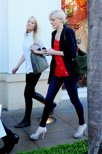  Amber Heard sneaks a smile while out with a friend in Los Angeles