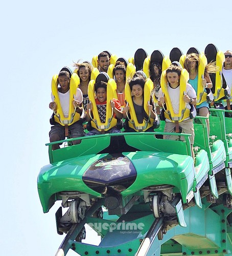  Jaafar, Cayla, Jermajesty, Mika, Niki, Emma, Prince and Paris on the coaster ride at Six Flags