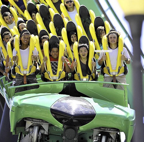  Jaafar, Jermajesty, Niki and Prince Jackson on the coaster at Six Flags