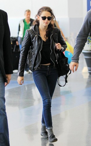  Kristen Stewart arriving at JFK Airport in New York - March 19, 2012.