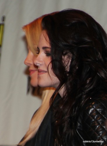  Kristen Stewart at WonderCon in Los Angeles, California - March 17, 2012.