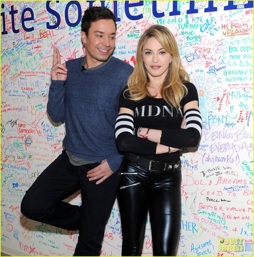  Madonna: 脸谱 Live Chat with Jimmy Fallon