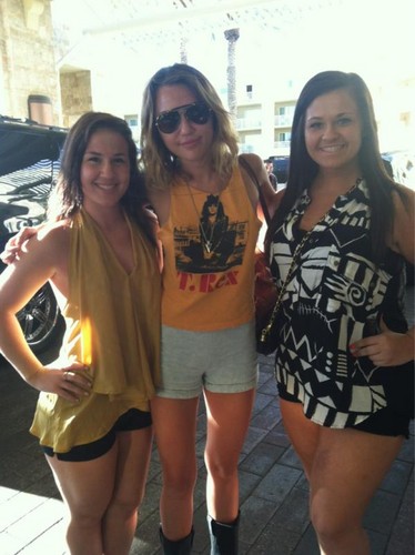  Miley With Fans!