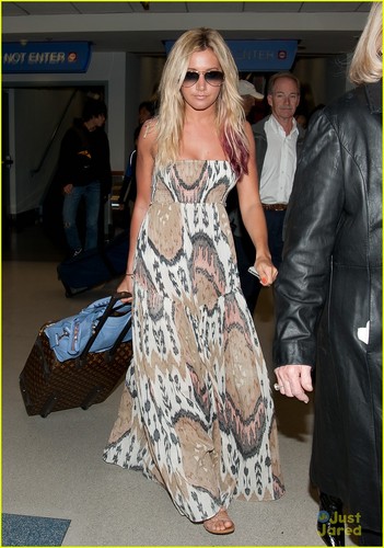  Ashley Tisdale: Back from Hawaii