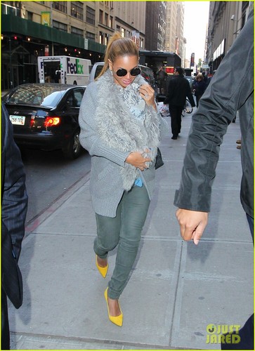  Beyonce Carries Blue Ivy in a فر, سمور Baby گوفن, جھلانا