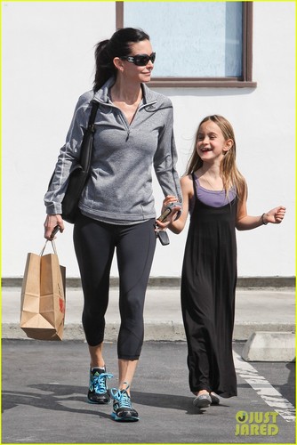  Courteney Cox & Coco: Mommy-Daughter Time in Malibu