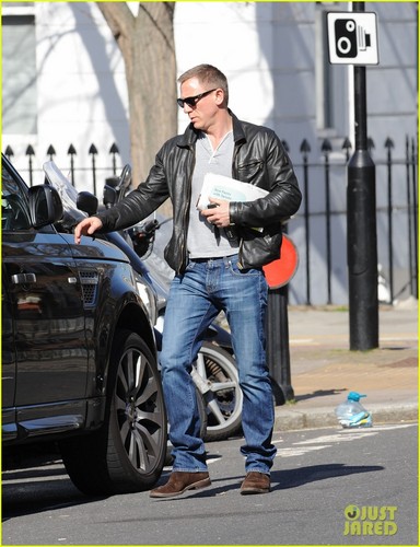  Daniel Craig steps out with a newspaper in 런던 26/03/12