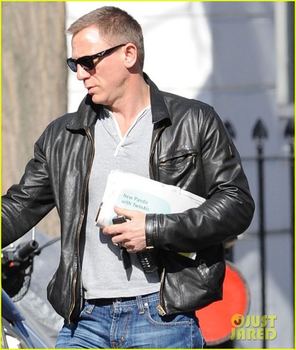 Daniel Craig steps out with a newspaper in London 26/03/12