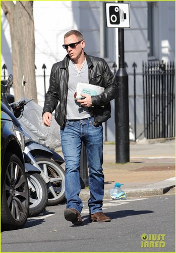  Daniel Craig steps out with a newspaper in 런던 26/03/12