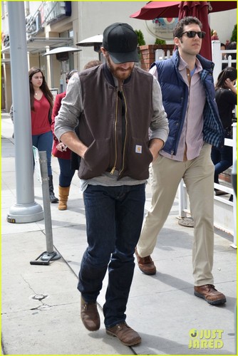  Jake Gyllenhaal: Low-Key Lunch at Urth Caffe