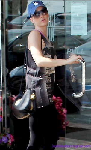  Katy Perry wearing a Justin Bieber kemeja yesterday in LA