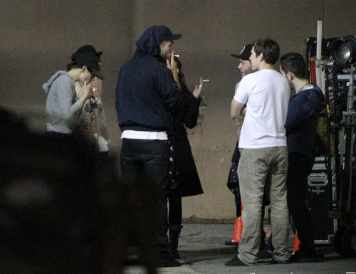  Kristen Stewart & Robert Pattinson out with 프렌즈 in Los Angeles, California - March 26, 2012.
