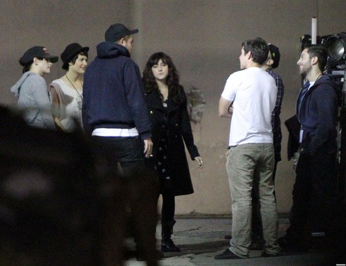  Kristen Stewart & Robert Pattinson out with বন্ধু in Los Angeles, California - March 26, 2012.