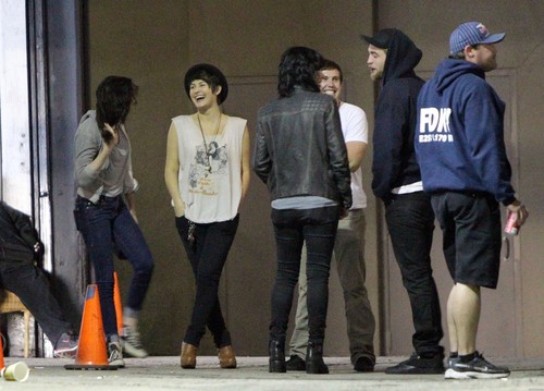  Kristen Stewart & Robert Pattinson out with mga kaibigan in Los Angeles, California - March 26, 2012.