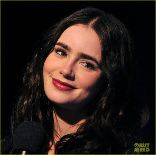  Lily Collins: 'Meet' Me at the manzana, apple Store