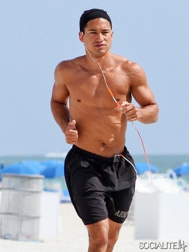  Mario Lopez Jogs Shirtless On The समुद्र तट In Miami