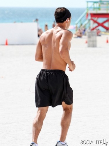  Mario Lopez Jogs Shirtless On The beach, pwani In Miami
