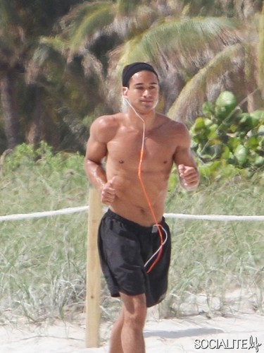  Mario Lopez Jogs Shirtless On The ساحل سمندر, بیچ In Miami