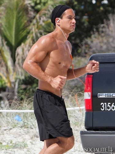 Mario Lopez Jogs Shirtless On The de praia, praia In Miami