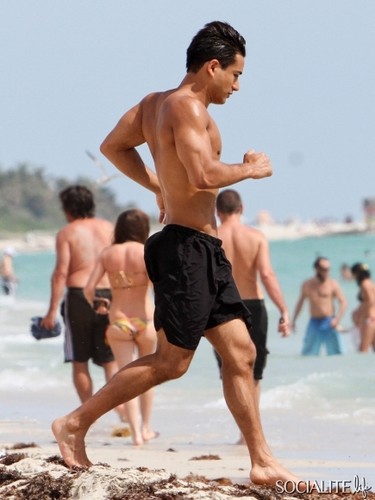  Mario Lopez Jogs Shirtless On The 海滩 In Miami