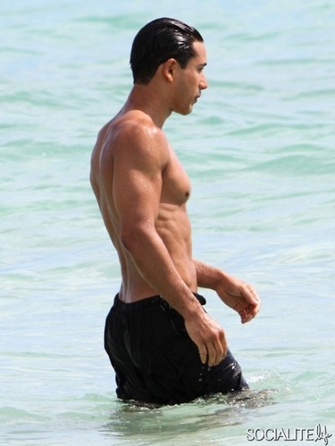  Mario Lopez Jogs Shirtless On The 바닷가, 비치 In Miami